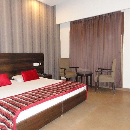 Hotel Silver Sands Chandīgarh Exterior foto