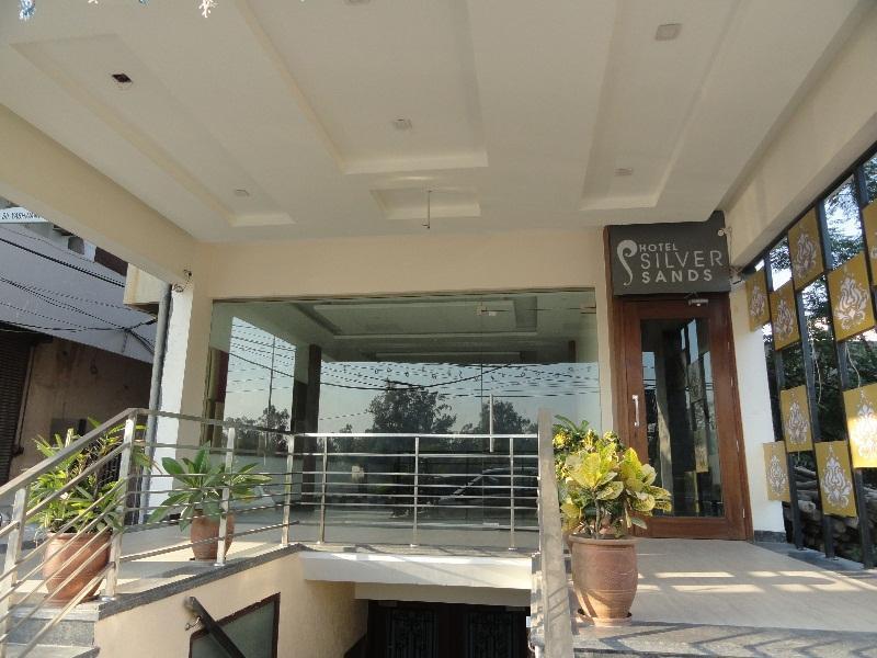Hotel Silver Sands Chandīgarh Exterior foto